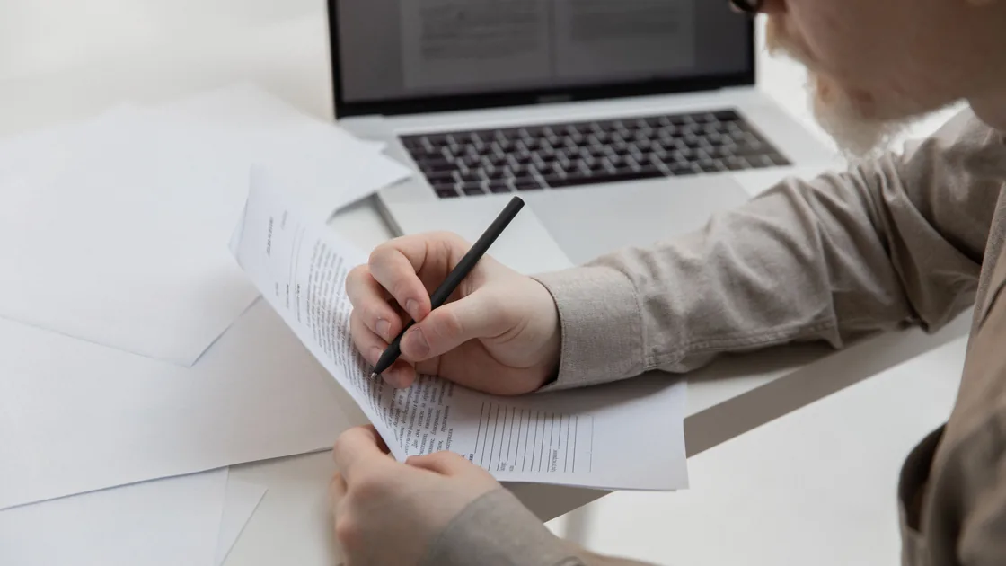 How to Write Performance Review Notes with AI