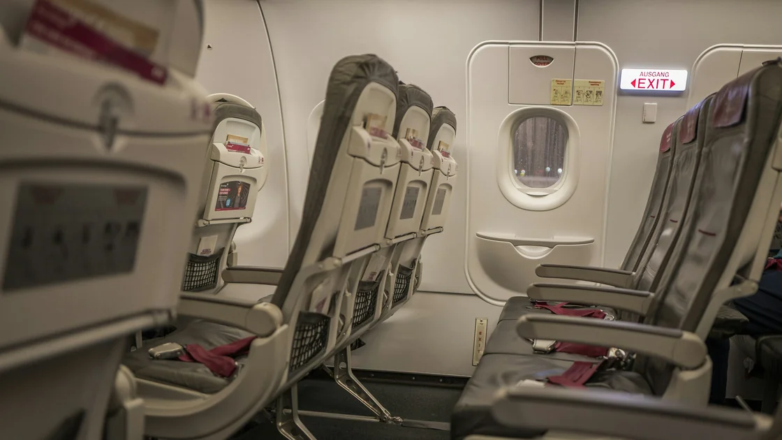 航空公司订票后降低舱位:确认受影响航段、保留原票与补救选择